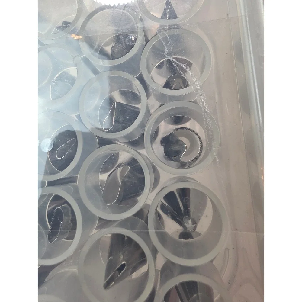 Cake Decorating Set 26 Piping Tips Storage Case and 6 Inch Metal Cooling Rack A2